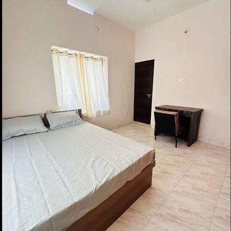Home At Guruvayur 2 Ac Room,1 Single Bed,Kitchen Eksteriør bilde