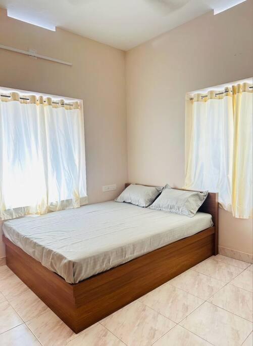Home At Guruvayur 2 Ac Room,1 Single Bed,Kitchen Eksteriør bilde